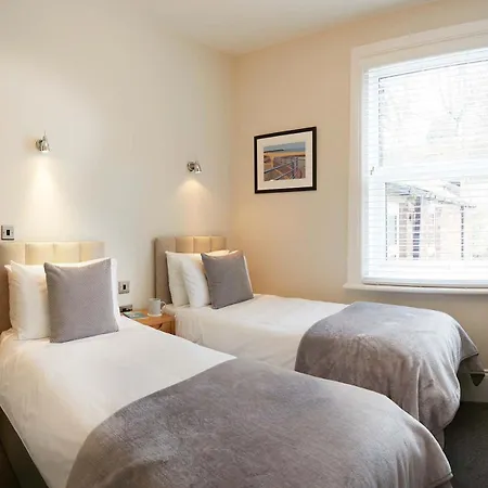 18, The Moorings - Right On The Front - Beautifully Furnished - Light Bright And Airy * Filey