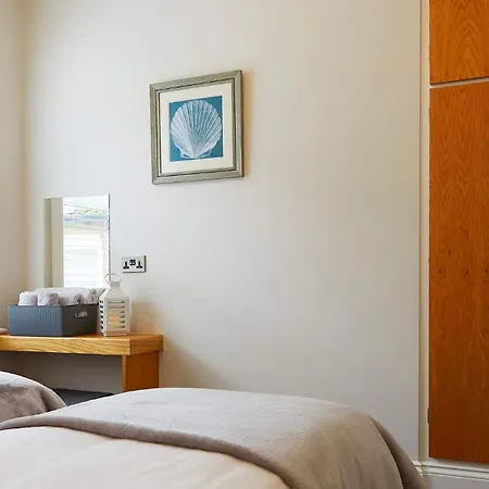 18, The Moorings - Right On The Front - Beautifully Furnished - Light Bright And Airy Apartman