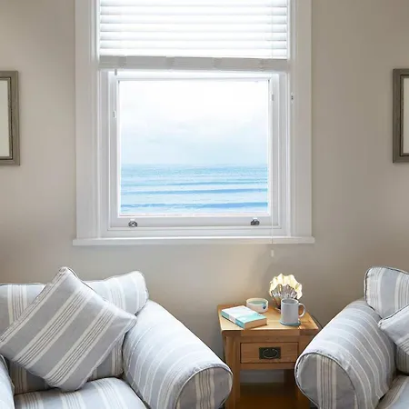 18, The Moorings - Right On The Front - Beautifully Furnished - Light Bright And Airy Apartmán *