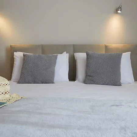 18, The Moorings - Right On The Front - Beautifully Furnished - Light Bright And Airy *